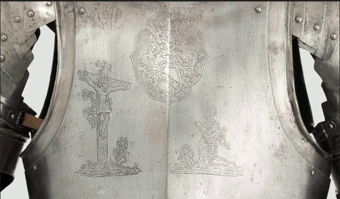 Zdjęcie prawdziwej zbroi przedstawiającej ukrzyżowanie Chrystusa, na której oparto teksturę zbroi Gomeza